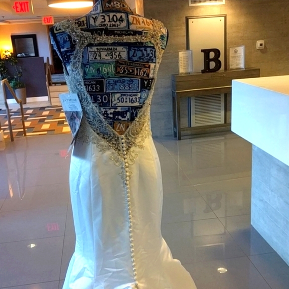 Bridal mermaid button down wedding gown - Picture 5 of 8